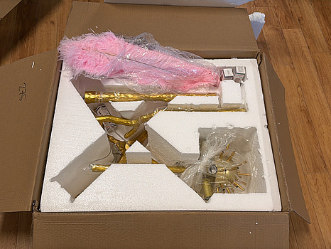 Golvlampa med fjädrar, höjd ca 160 cm, rosa, NY