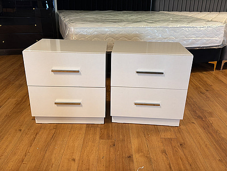 2 st sängbord, vita