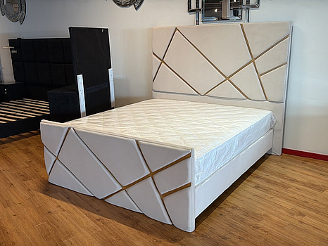 Säng med sänggavlar i beige sammet, 180x200 cm