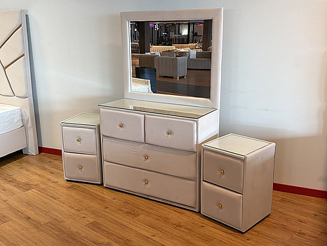 Sovrumsmöbel - spegelbyrå samt 2 sängbord, beige sammet