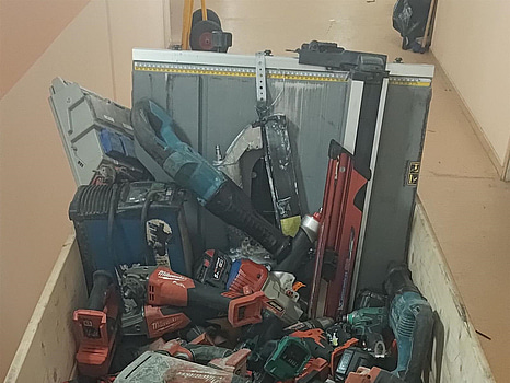 Pall med diverse reservdelsmaskiner