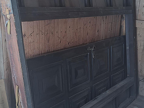 Ytterdörr med karm och sidoljus