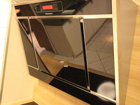 Väggmonterad köksfläkt.