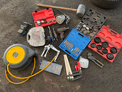 Parti diverse verktyg och tillbehör, bl.a. slangvinda, kablar, luftverktyg, verktyg m.m.