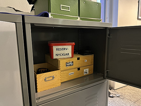 Metallskåp, låsbart, två sektioner