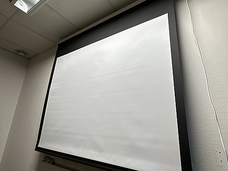 Projektionsskärm, motordriven, väggmonterad