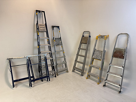 Parti med diverse stegar och bockar, olika storlekar och modeller