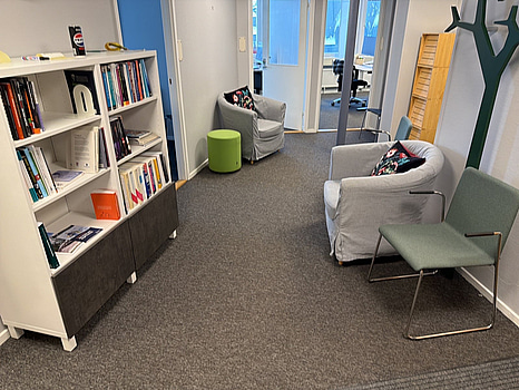 Hylla, stolar, fåtöljer m.m.