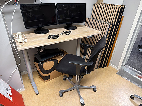 Kontorsplats med datorskärmar