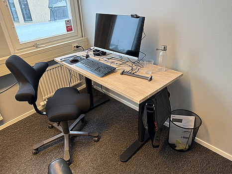 Kontorsplats med datorskärm