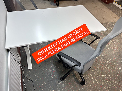 Höj- och sänkbart skrivbord inkl. kontorsstol.