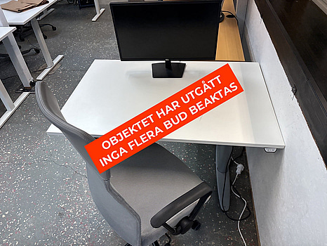 Höj- och sänkbart skrivbord inkl. datorskärm och kontorsstol