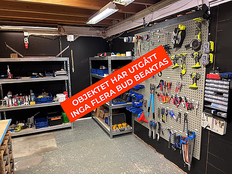 2 st. Verktygstavlor och 2 st. verktygshyllor