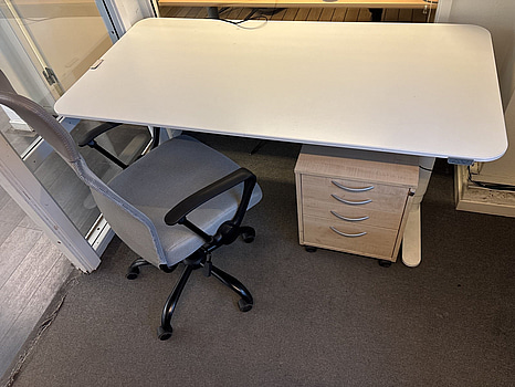 Höj- och sänkbart skrivbord inkl. hurts och kontorstol