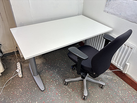 Skrivbord inkl. kontorsstol