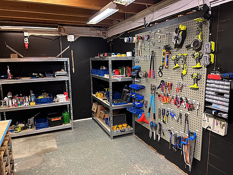 2 st. Verktygstavlor och 2 st. verktygshyllor