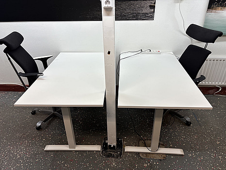 2 st. Höj- och sänkbara skrivbord inkl. 2 st. kontorsstolar.