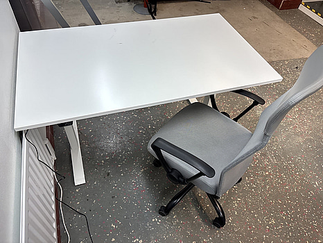 Höj- och sänkbart skrivbord inkl. kontorsstol.