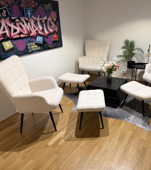 Möbelgrupp, fåtöljer och pallar bord, lampa, konstväxt