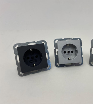 30 st. Eluttag jordat Gira, System 55, petskydd, tre olika färger