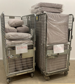 Parti med dynor och kuddar till utemöbler, varierande storlekar i ljusgrå