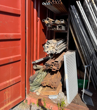 20 fots container med diversematerial (Spillmaterial samt temporära kyldörrar)