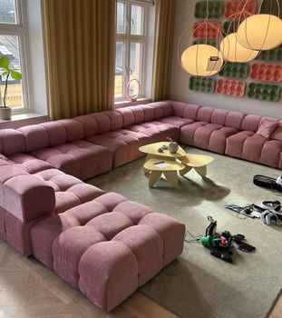 Modulsoffa från Cirkulär Interiör + soffbord + akustikpanel – komplett loungegrupp
