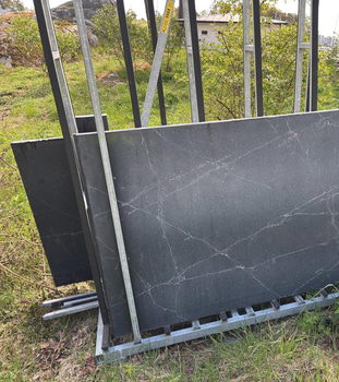 2 st. Stenskivor i svart marmor