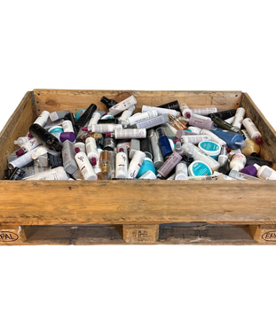 Parti med hårvårdsprodukter blandat