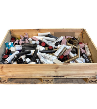 Parti med hårvårdsprodukter blandat