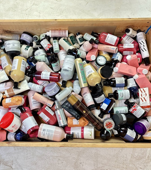 Parti med hårvårdsprodukter