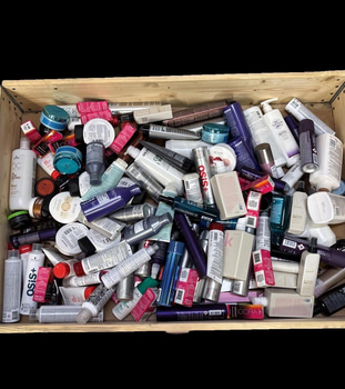 Parti med diverse hårvårdsprodukter