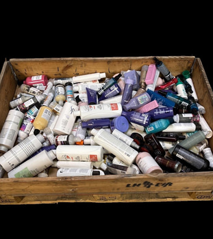 Parti med diverse hårvårdsprodukter