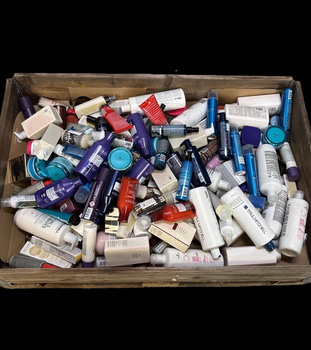 Parti med diverse hårvårdsprodukter