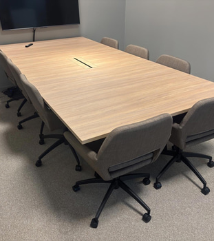 Konferensgrupp inklusive skärm