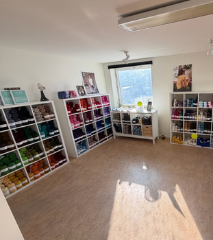 Stort parti garn och tillbehör, bl.a. Järbo, Rauma, Svarta Fåret m.fl