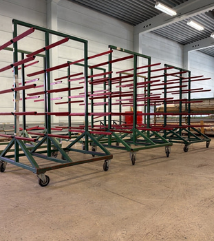 6 st grenställsvagnar – dubbelsidiga – på hjul