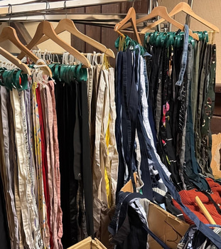 Pall med kläder och accessoarer