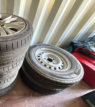 4 st. Friktionsdäck på aluminiumfälgar, kantstötta