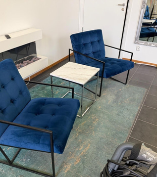 2 st fåtöljer med litet bord