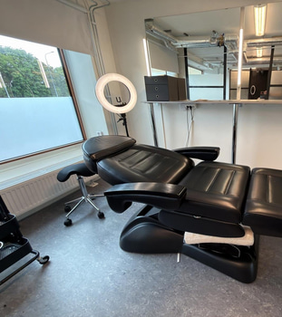 Behandlingsrum med elektrisk behandlingsstol m.m.