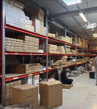 Stort lager med produkter, bl.a. speglar, mattor, lampor, barnartiklar och inredning