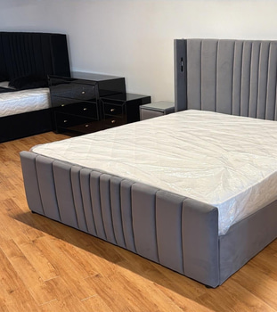 Säng 180x200 cm, med sänggavlar i grå sammet samt 2 st sängbord