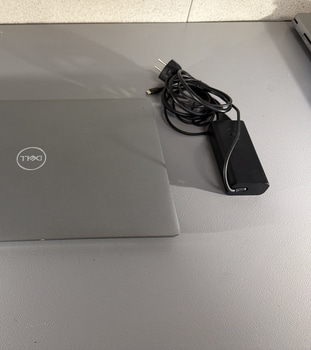 Bärbar dator Dell Modell: Latitude 5550 RAM: 16GB = 2x8 GB DDR5  Operativsystem: Windows Laddare medföljer: Ja Lagring: 512GB SSD