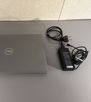 Bärbar dator Dell Modell: Latitude 5550 RAM: 16GB = 2x8 GB DDR5  Operativsystem: Windows Laddare medföljer: Ja Lagring: 512GB SSD
