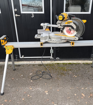 Kap- & gersåg Dewalt DWS727 med sågbord DE7023