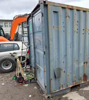 Container 10 fot ed innehåll från åkeri