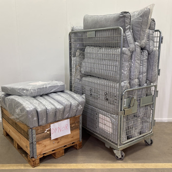 Parti med diverse dynor och kuddar till utemöbler, varierande storlekar, silver/grå, glansiga