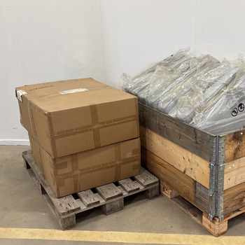 Parti med dynor i silvergrå