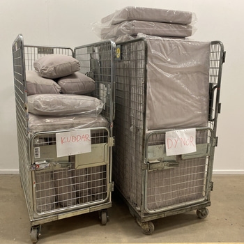 Parti med dynor och kuddar till utemöbler, varierande storlekar i ljusgrå